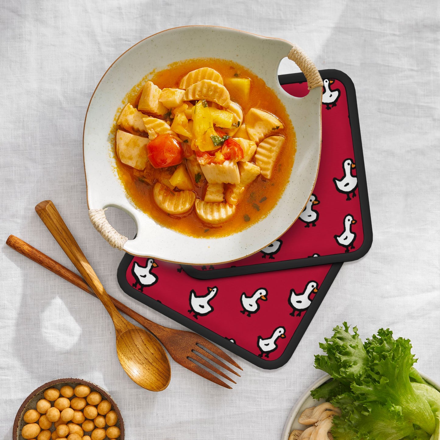 Set of 2 Square Silicone Heat-Resistant Mats 18×18cm – Cute Cartoon Goose Design Kitchen Pads
